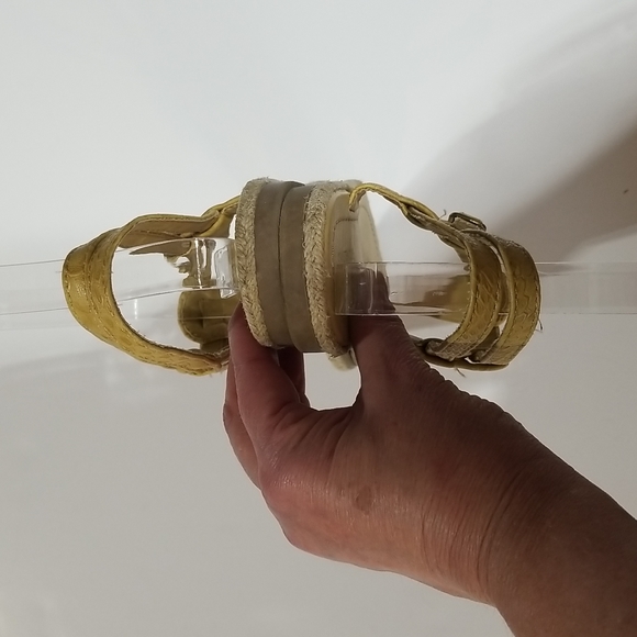 KENNETH COLE REACTION Squared Away Yellow Thong Sandals - Picture 8 of 11